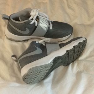 Nike boys Team Hustle shoes